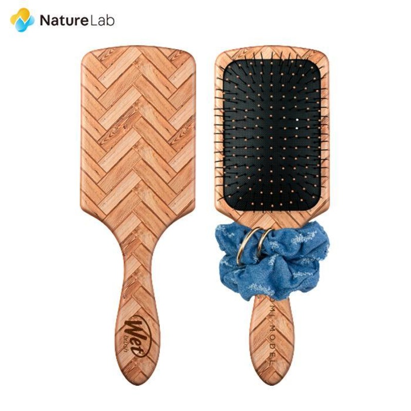 Wet Brush Naomi Model   Herringbone brush